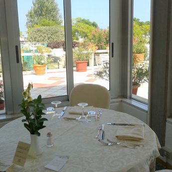 Tavolo nel ristorante con vista